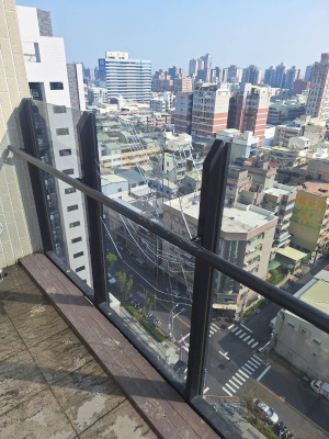 圖 14: 繩索壓在玻璃破裂處