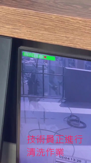 圖 8: 技術員清洗玻璃現況圖